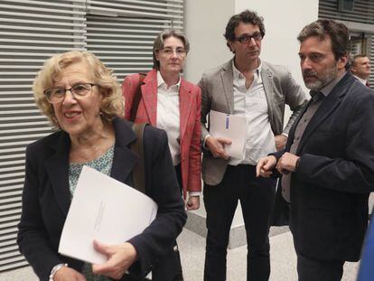 Manuela Carmena, en primer término, en la sede del Ayuntamiento de Madrid el pasado abril.