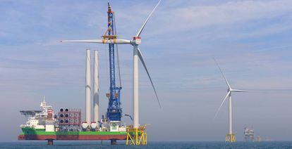 Montaje de aerogeneradores en el East Anglia One, el campo eólico marino que Iberdrola construye en el Mar del Norte (Reino Unido).