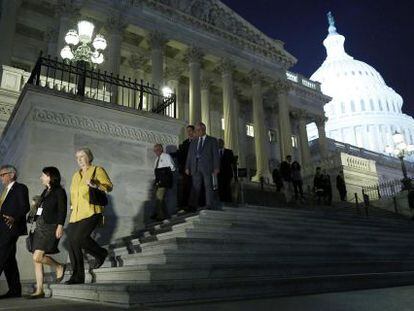 Los congresistas abandonan el Capitolio tras la votaci&oacute;n.