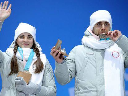 Los medallistas de bronce Anastasia Bryzgalova y Aleksandr Krushelnitckii, en la ceremonia de entrega de su premio.