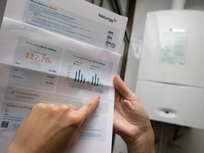 Dvd1122(01/09/22) Consumidora revisa su factura del gas en su domicilio , Madrid Foto: Víctor Sainz