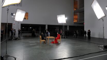 Marina Abramovic (de rojo) durante una 'performance' en el MOMA en marzo de 2010.