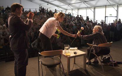 Doris Lessing, recibe un rosa durante su participación en el festival de Hay-on-Wye. A la izquierda, eldirector del certamen, Peter Florence. 2007