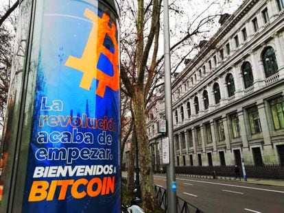 Marquesina de Bit2Me que anuncia el bitcóin en Madrid, al lado de la sede del Banco de España.