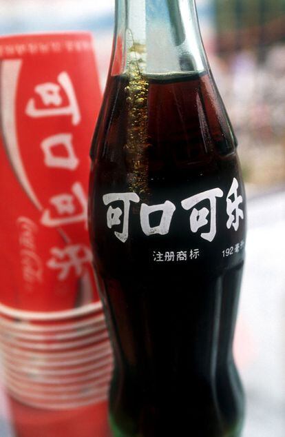 La clásica botella que nació en 1915 es famosa en todo el mundo. En la foto, una Coca Cola china, conocida como Kekou Kele.