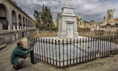 Mausoleo realizado por Josep Fontseré i Mestres en 1861 en el cementerio de Poblenou que está a la venta, una vez restaurado.