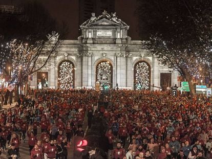 La cursa Sant Silvestre Vallecas al seu pas per la madrilenya Puerta d'Alcalá.