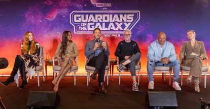 De izquierda a derecha, Karen Gillan, Zoe Saldana, Chris Pratt, James Gunn, Vin Diesel y Pom Klementieff, durante la rueda de prensa de 'Guardianes de la galaxia. Volumen 3', en París, el 23 de abril.