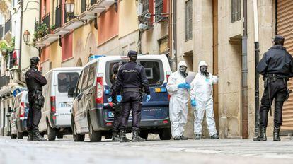 Dispositivo de la Policía Nacional este lunes en Logroño para la notificación a posibles personas afectadas por el coronavirus en la provincia.