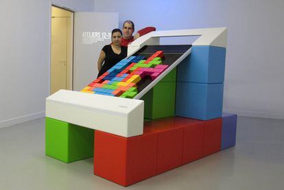 Belén Montero y Juan Lesta posan en una de las salas del Centro Pompidou de Metz (Francia), donde se exhibe su tetris gigante.