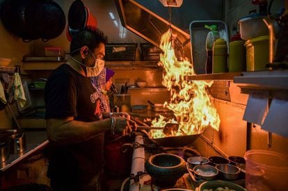 Un hombre cocina en un restaurante en Kuala Lumpur, Malasia. El país asiático acumula más de 47.000 contagios desde el pasado 11 de enero.