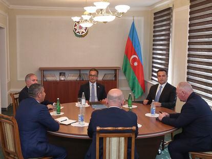 Representantes de Nagorno Karabaj y del Gobierno de Azerbaiyán, reunidos el jueves para tratar sobre los derechos de los armenios de la región.