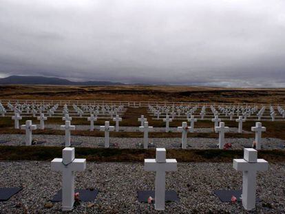El cementerio de Darwin, con las tumbas de los soldados argentinos muertos durante la guerra contra el Reino Unido por las Islas Malvinas. 