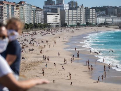 Decenas de personas, en la playa de Riazor, en A Coruña.