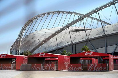 Puestos de venta de Budweiser en el estadio internacional Khalifa, en Doha, este viernes.