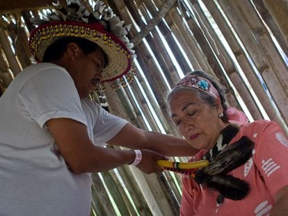 Imagen de archivo de un brujo practicándole una limpia a una mujer, en Papantla, Estado de Veracruz.