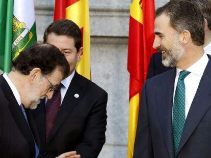 El rey Felipe VI, junto al presidente del Gobierno, Mariano Rajoy (i), y el presidente de Castilla-La Mancha, Emiliano Garc&iacute;a-Page (2i), momentos antes de posar en la foto de familia de la VI Conferencia de Presidentes, que re&uacute;ne hoy al jefe del Ejecutivo, Mariano Rajoy, con los m&aacute;ximos responsables auton&oacute;micos, en una cita que no se convocaba desde 2012 y que se espera concluya con la firma de diez acuerdos entre el Estado y las comunidades. 