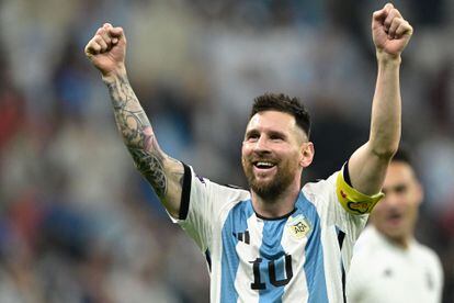 Leo Messi celebra la victoria ante Croacia este martes en el estadio Lusail, en el norte de Doha (Qatar).