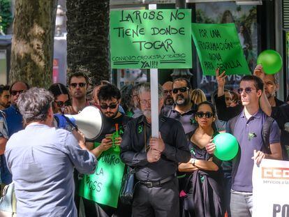 Manifestación de los trabajadores de la Orquesta Sinfónica de Sevilla en la Plaza Nueva este jueves.