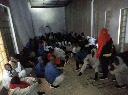 Patio de acceso a los calabozos de la comisaría de Algeciras, donde pasó la noche del martes un grupo de inmigrantes rescatados.