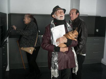 Inquilinos de los pisos para mayores de Ca L'Isidret, en Barcelona, el viernes pasado, tras recibir las llaves.