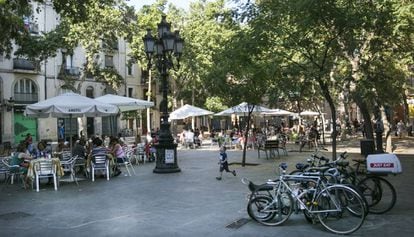 Imagen de la Plaza d&#039;Osca de Barcelona llena de terrazas. 