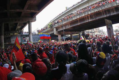 La marea roja envuelve las calles de Caracas para despedir al presidente venezolano, Hugo Chávez.
