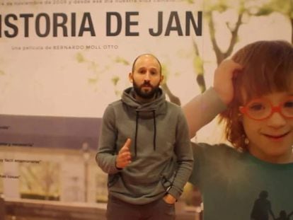 Bernardo Moll, ante un cartel de su documental 'La historia de Jan'.