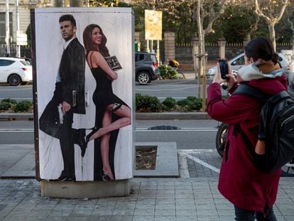 Una mujer fotografía un mural de Gerard Piqué y Shakira realizado por el artista callejero italiano Salvatore Benintende 'TvBoy', en Barcelona este viernes.