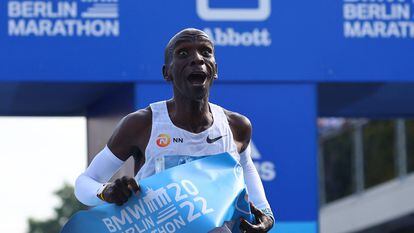 Eliud Kipchoge celebra su victoria en la maratón de Berlín de 2022.