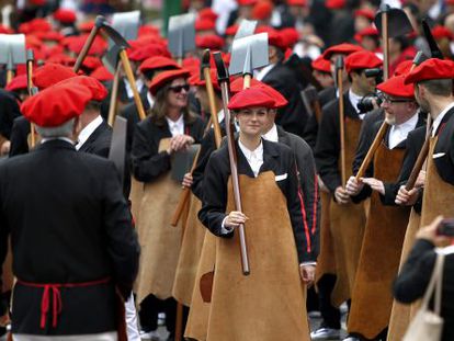 Varias mujeres durante el desfile del Alarde mixto en Irun.