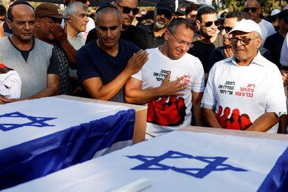 Amigos y familiares lloran en el funeral de la británica-israelí Lianne Sharabi y sus hijas Noiya Sharabi, de 16 años, y Yahel Sharabi, de 13, que murieron tras el ataque de las milicias de Hamás, este miércoles en Kfar Harf (Israel). El marido de Lianne Sharabi sigue desaparecido. 