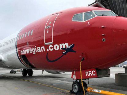 Un avión de la aerolínea Norwegian Air reposta en el aeropuerto de Oslo.