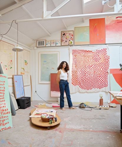 Clara Cebrián uses every corner of her home to create.  Her paintings can be seen on the walls as if it were a gallery where her work is exhibited.  She acquired the 100 square meter space in 2018 and her friend, architect Pía Mendaro, was responsible for the renovation.