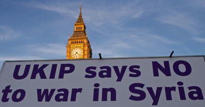 Eslogan contra la guerra ante el parlamento británico.