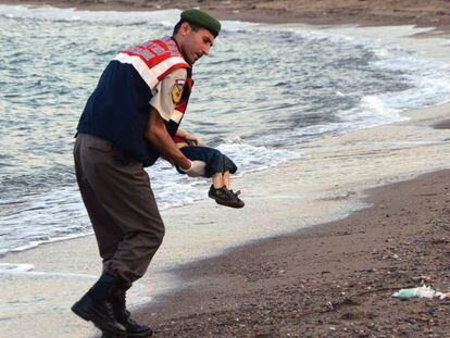 El cuerpo de Aylan Kurdi es recogido en las costas turcas, en 2015.
