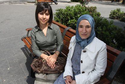 Ouassima Baitar, de 27 años, sin velo, junto a Halima Tenani, de 41 años, que usa el <i>hiyab.</i>