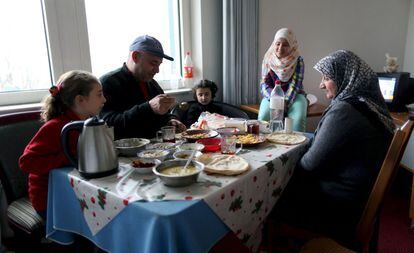 Una familia siria el pasado jueves en el &#039;Spree Hotel&#039;, un alojamiento para migrantes en Bautzen, Alemania.