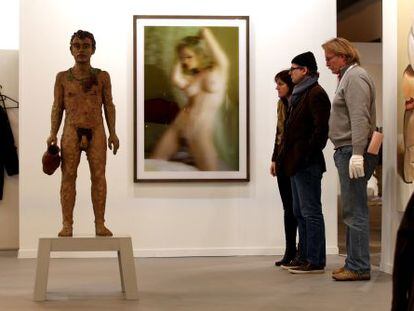 &#039;Bacchus, 2011&#039; de Stephan Balkenhol y, al fondo, &#039;La imagen de la mujer desnuda&#039;, de Thomas Ruff, en Arco. 