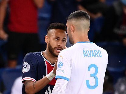 Neymar y Álvaro González se encaran el pasado domingo en el Parque de los Príncipes en el partido entre el PSG y el Olympique de Marsella.