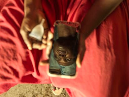 Nyakoang Malit, de 24 años, vive en Rubkona, Sudán del Sur. "Antes de usar la copa, cortaba un trozo de tela y lo metían mi ropa interior para que absorbiera la sangre".