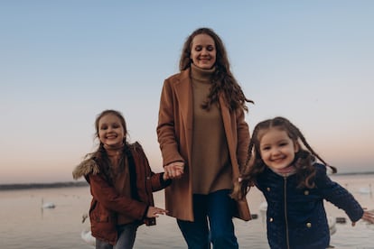 Tatiana Malysheva, fotógrafa, junto a sus dos hijas, con las que se instaló en Cataluña después de la invasión rusa en Ucrania.