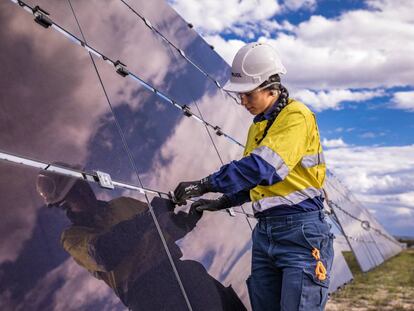 Una mujer trabaja en un huerto solar del grupo ACS.