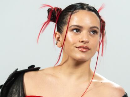 La cantante, Rosalía, posa durante la presentación de su disco ‘Motomami’ en el Hotel Bless, a 17 de marzo de 2022, en Madrid (España). Este álbum, compuesto por 16 canciones y producido bajo el sello Columbia Récords, es el tercero de la cantautora española.
17 MARZO 2022
Gustavo Valiente / Europa Press
17/03/2022