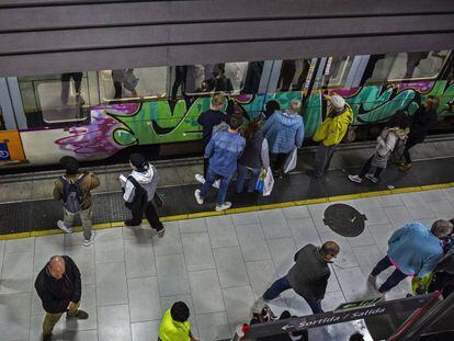 Grafitis en un tren de cercanías en la estación de Plaza de Cataluña, en Barcelona.