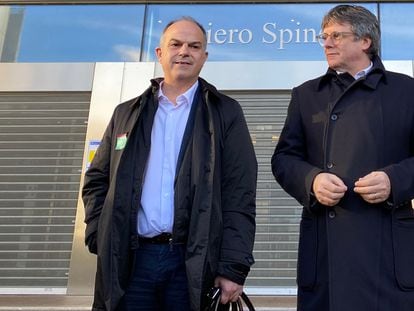 El secretario general de Junts per Catalunya, Jordi Turull (izquierda) y el expresidente de la Generalitat, Carles Puigdemont, el 3 de noviembre en Bruselas.