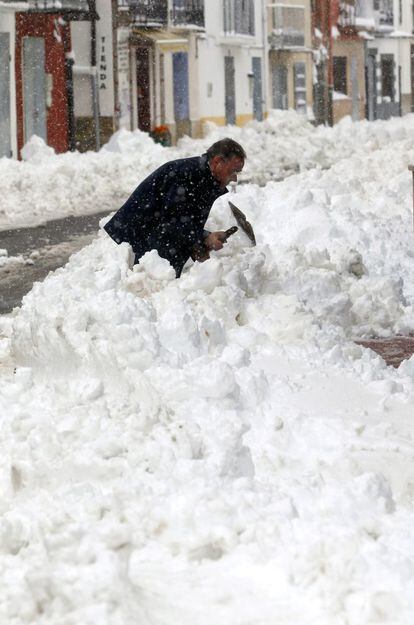 Un hombre quita nieve de la acera en el pueblo de Barracas, Castellón. Por otra lado, el Consorcio Provincial de Bomberos han realizado un total de 41 servicios relacionados con el episodio de emergencias por nevadas y lluvias en la provincia.