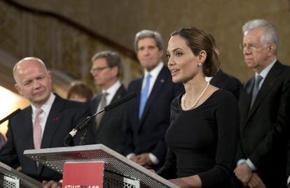La actriz Angelina Jolie, enviada de la ONU, y el ministro de Exteriores británico, William Hague, ante la prensa tras la cumbre del G8 en Londres.