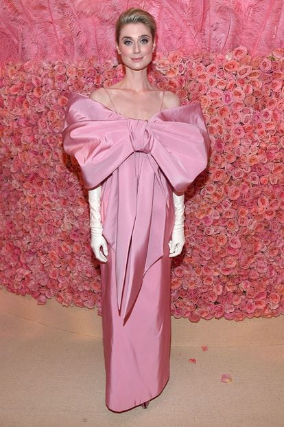 En la pasada Met Gala varias asistentes eligieron el lazo rosa como máxima representación del camp. Salvatore Ferragamo firma este precioso diseño que Elizabeth Debicki lució como pocas.