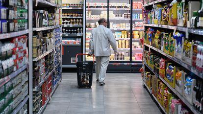 Una persona hace la compra en el supermercado Dia de la calle Núñez de Balboa, en Madrid.